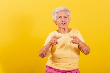 Yaşlı kadın kamerayı işaret ediyor, işaret parmağı, seni seçiyor..