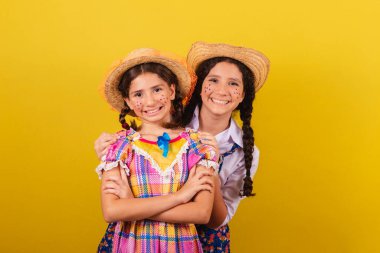 Festa Junina 'nın tipik kıyafetlerini giyiyorlar. Sarılmak, gülümsemek. Birlikte, birlikte. Arkadaşlık..