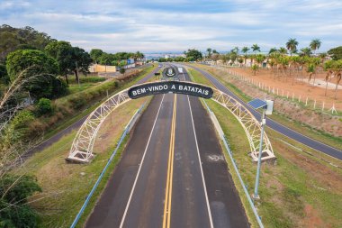 Batatais, Sao Paulo, Brezilya - Haziran 2022: Batatais şehrinin havadan görüntüsü, şehre geçit.