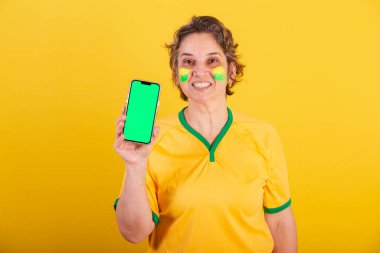 Yetişkin kadın, Brezilya futbolu fanatiği, akıllı telefon, ekranı gösteren, cep telefonu, uygulamalar, uygulamalar.