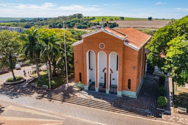 Batatais, So Paulo, Brezilya - Haziran 2022: Batatais şehri, Şehir Merkezi Meydanı ve Ana Kilise.