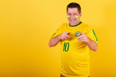 Yetişkin bir adam, Brezilya futbol fanatiği, kamerayı işaret eden, seni seçen. 