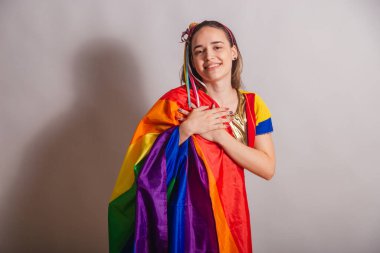 Güzel beyaz Brezilyalı kadın frevo şemsiyeli frevo karnaval kıyafetleri giyiyor. lgbt bayrağı ile