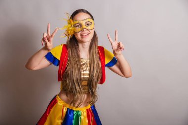 Güzel Brezilyalı, beyaz kadın, frevo giyiyor, karnaval kıyafetleri giyiyor, maske takıyor. Barış ve sevgi.