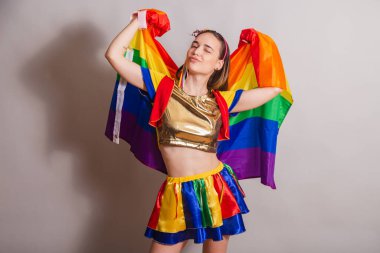 Güzel beyaz Brezilyalı kadın frevo şemsiyeli frevo karnaval kıyafetleri giyiyor. lgbt bayrağı ile