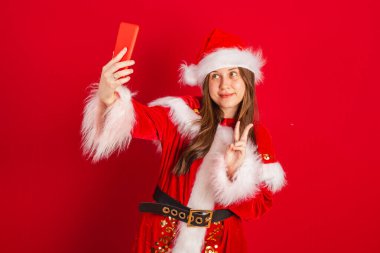 Kafkasyalı, Brezilyalı, Noel elbiseli, Noel Baba. akıllı telefondan kendi portresi.