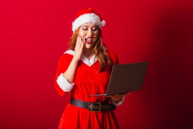 Güzel Brezilyalı kızıl saçlı kadın, Noel kıyafetleri giymiş, Noel Baba. Not defterini tutuyorum. İnanılmaz, inanılmaz..