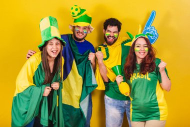 Brezilya 'dan bir grup arkadaş, Brezilya' dan futbol hayranı, Brezilya bayrağı giyiyorlar, parti yapıyorlar, dans ediyorlar..