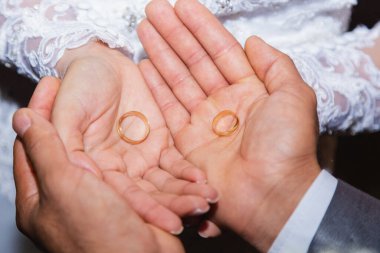 Ellerinde alyans, evlilik bağlarının temsili, evlilikler. Nişan. Aşk.