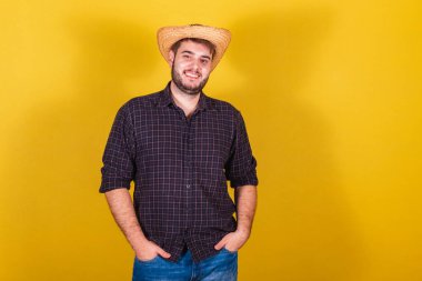 Festa Junina için tipik kıyafetler giyen adam. Arrai de So Joo ziyafeti. Eller cepte. 