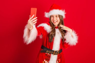 Kafkasyalı, Brezilyalı, Noel elbiseli, Noel Baba. akıllı telefondan kendi portresi.