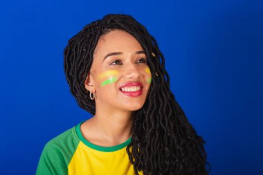 Genç siyah Brezilyalı kadın, futbol fanatiği. Gülümseyen dişlerin yakın plan fotoğrafı..