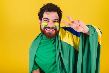 Brezilyalı, sakallı, Brezilyalı futbol hayranı, selfie için poz veriyor. Fotoğraf çekmek, poz vermek. Barış ve sevgi.