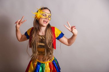 Güzel Brezilyalı, beyaz kadın, frevo giyiyor, karnaval kıyafetleri giyiyor, maske takıyor. Barış ve sevgi.