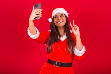 Noel kıyafetleri giymiş güzel Brezilyalı kadın, Noel Baba. Akıllı telefon tutup kendi portremi çekiyordum..