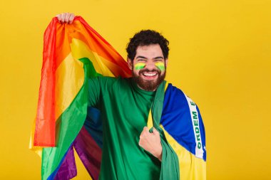 Sakallı, Brezilyalı, Brezilyalı futbol fanatiği, lgbt bayrağı takan beyaz bir adam.