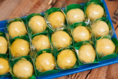 Kızarmış şekerli karamelli hindistan cevizi tatlısı. Çocukların doğum günleri için tipik Brezilya tatlıları..