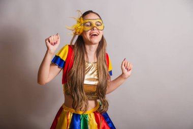 Güzel Brezilyalı, beyaz kadın, frevo giyiyor, karnaval kıyafetleri giyiyor, maske takıyor. dans etmek.