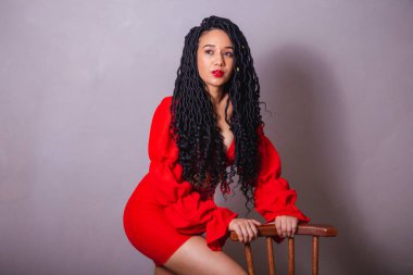 Kırmızılı güzel siyah Brezilyalı kadın. Gri arkaplanda portre.