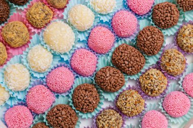 Lezzetli çocukların doğum günü şekerleri, brigadeiro, öpücük, hindistan cevizi şekeri, çilekli tugadeiro. Brezilya tatlıları