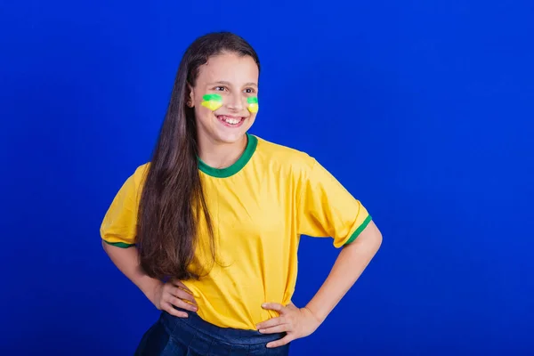 ブラジルのサッカーファンの少女です 腰に手を — ストック写真