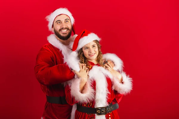 Brezilyalı Çift Noel Kıyafetleri Içinde Noel Baba Sarılıyorlar — Stok fotoğraf