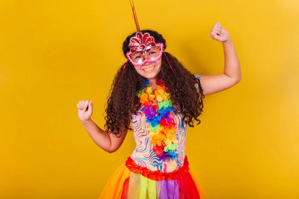 为狂欢节穿的高加索 巴西女孩 — 图库照片