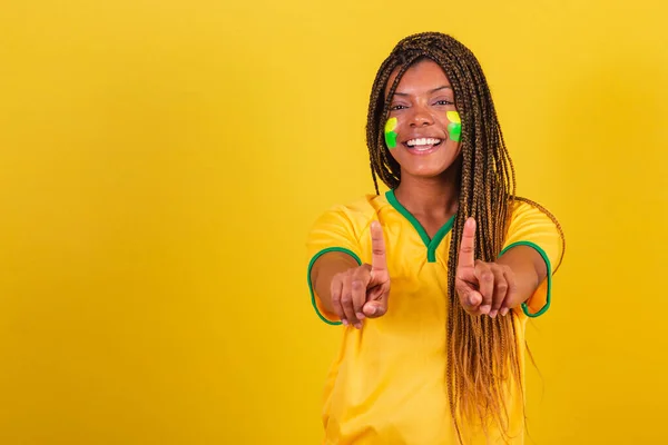 年轻的巴西黑人女子足球迷 指向相机 选择你 — 图库照片