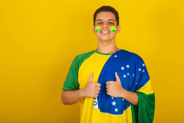 Młody Brazylijski Fan Piłki Nożnej Ubrany Zielono Jak Flagą Brazylii — Zdjęcie stockowe