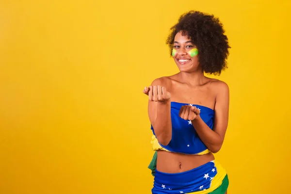 Jovem Negra Futebol Brasileiro Convidando Com Mãos Chamando — Fotografia de Stock
