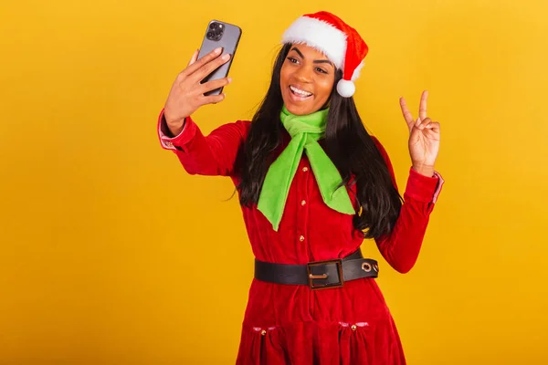 Krásná Černá Brazilka Oblečená Vánočních Šatech Santa Claus Smartphone Autoportrétem — Stock fotografie