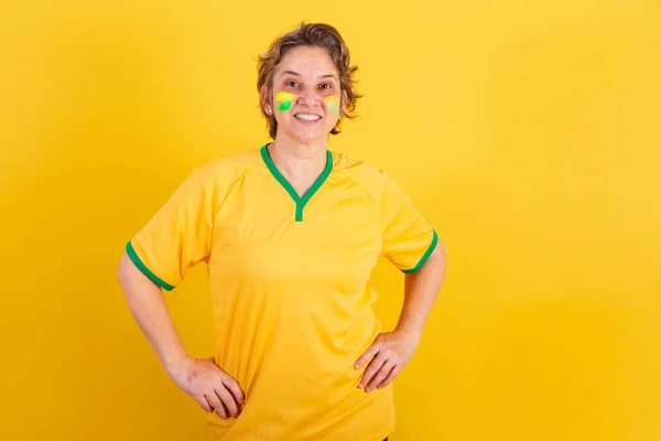 Доросла Доросла Жінка Бразильський Футбольний Вентилятор Руки Стегнах Посміхаючись — стокове фото