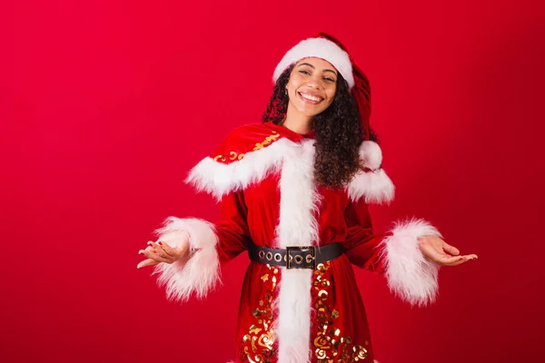 Όμορφη Βραζιλιάνα Μαύρη Γυναίκα Ντυμένη Άγιος Βασίλης Χριστουγεννιάτικα Ρούχα Καλώς — Φωτογραφία Αρχείου
