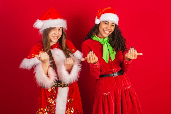 Två Brasilianska Vänner Klädda Julkläder Inbjudande Med Händerna Kom Välkommen — Stockfoto
