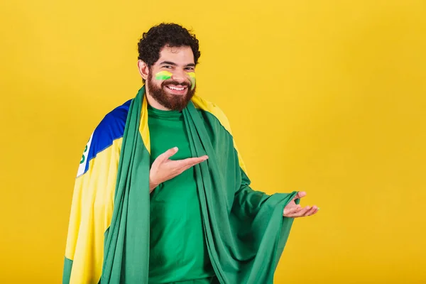 Белый Мужчина Бородой Бразилец Футбольный Фанат Бразилии Представляет Продукт Руками — стоковое фото