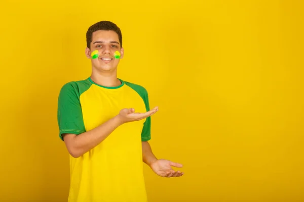 Mladý Brazilský Fotbalový Fanoušek Oblečen Zeleném Něco Prezentuje — Stock fotografie