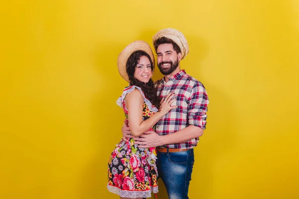 这对年轻漂亮的夫妇穿着典雅的衣服参加嘉年华会 Arraia Sao Joao 紧密相连的 浪漫的概念 — 图库照片