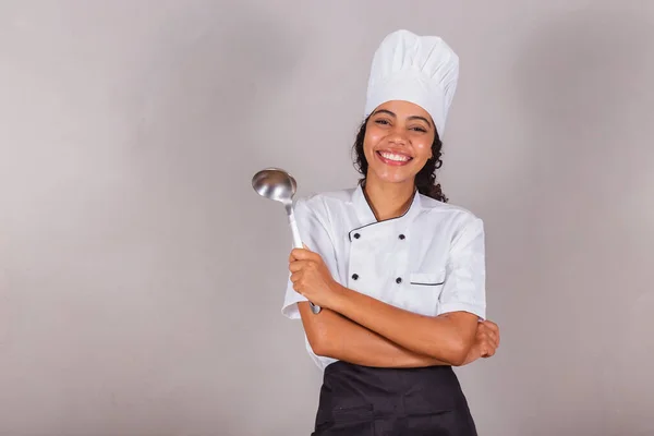 Genç Siyah Brezilyalı Kadın Aşçı Çorba Çorba Hazırlamak Için Mutfak — Stok fotoğraf