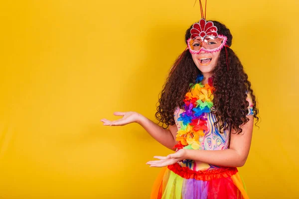 Kaukasisch Braziliaans Meisje Gekleed Voor Carnaval Welkom Wijzen Naar Zijkant — Stockfoto