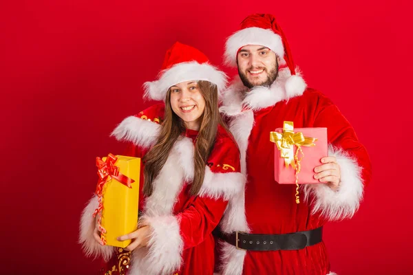 Couple Brésilien Avec Vêtements Noël Père Noël Claus Tenant Des — Photo