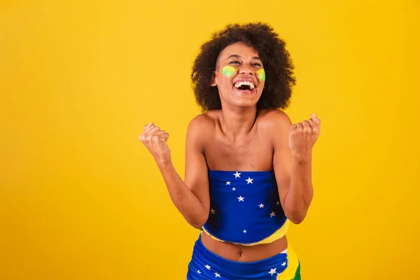 Junge Schwarze Frau Brasilianischer Fußballfan Feiern Vibrieren Und Feiern — Stockfoto