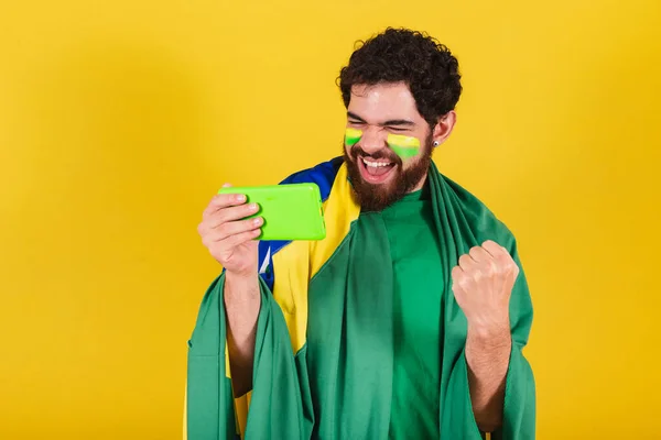 Sakallı Brezilyalı Brezilyalı Futbol Fanatiği Cep Telefonuyla Futbol Maçı Izleyen — Stok fotoğraf