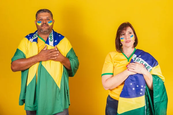 Casal Ruiva Negro Fãs Futebol Brasileiro Cantando Hino Nacional Patriotismo — Fotografia de Stock