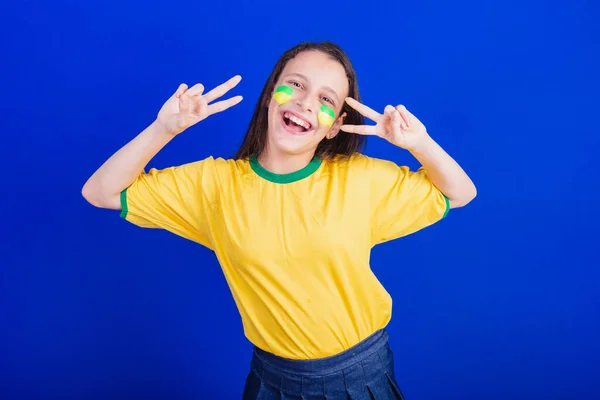 Genç Bir Kız Brezilyalı Bir Futbol Taraftarı Barış Sevgi Işareti — Stok fotoğraf