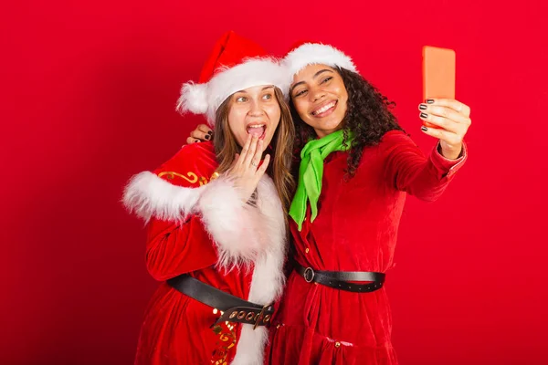 Brasilianska Kvinnliga Vänner Med Julkläder Jultomten Fred Och Kärleksposition Selfie — Stockfoto