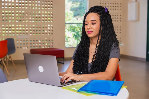 Joven Mujer Negra Brasileña Estudiante Universitaria Que Trabaja Notebook Línea —  Fotos de Stock