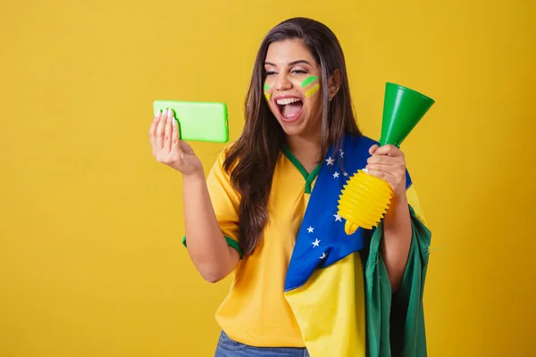 Unterstützerin Von Brasilien 2022 Fußballweltmeisterschaft Verfolgt Das Spiel Auf Ihrem — Stockfoto