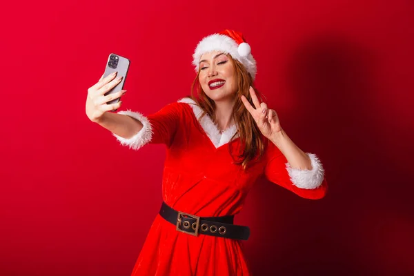 Krásná Brazilská Rusovlasá Žena Oblečená Vánočním Oblečení Santa Claus Video — Stock fotografie