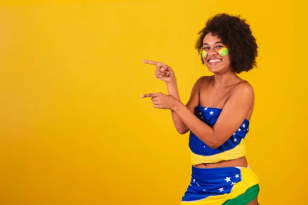 Молода Чорна Жінка Бразильський Футбольний Вентилятор Представлення Певного Продукту Або — стокове фото