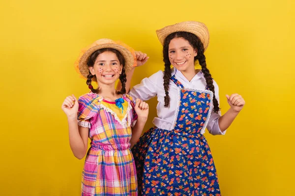 Irmãs Amigos Vestindo Roupas Típicas Festa Junina Dançar Festejar Brincar — Fotografia de Stock